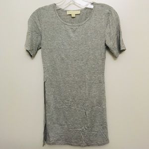 Short sleeve grey tunic, slit on the sides